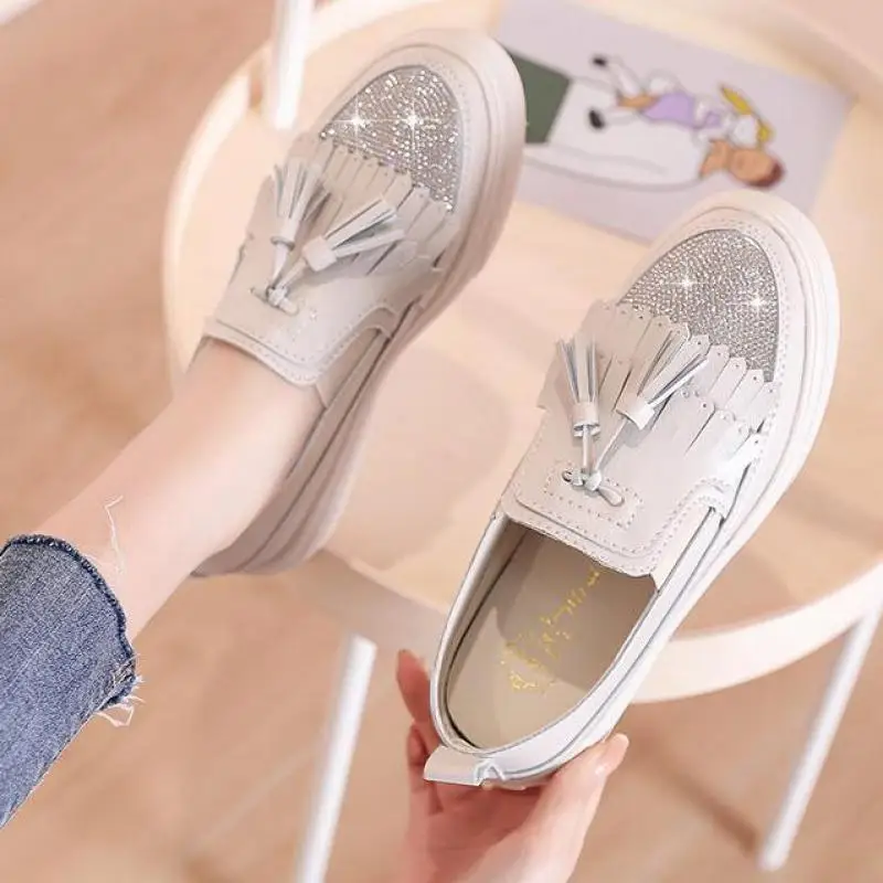 Лоферы стразы женские на платформе бахрома без застежки круглый носок обувь