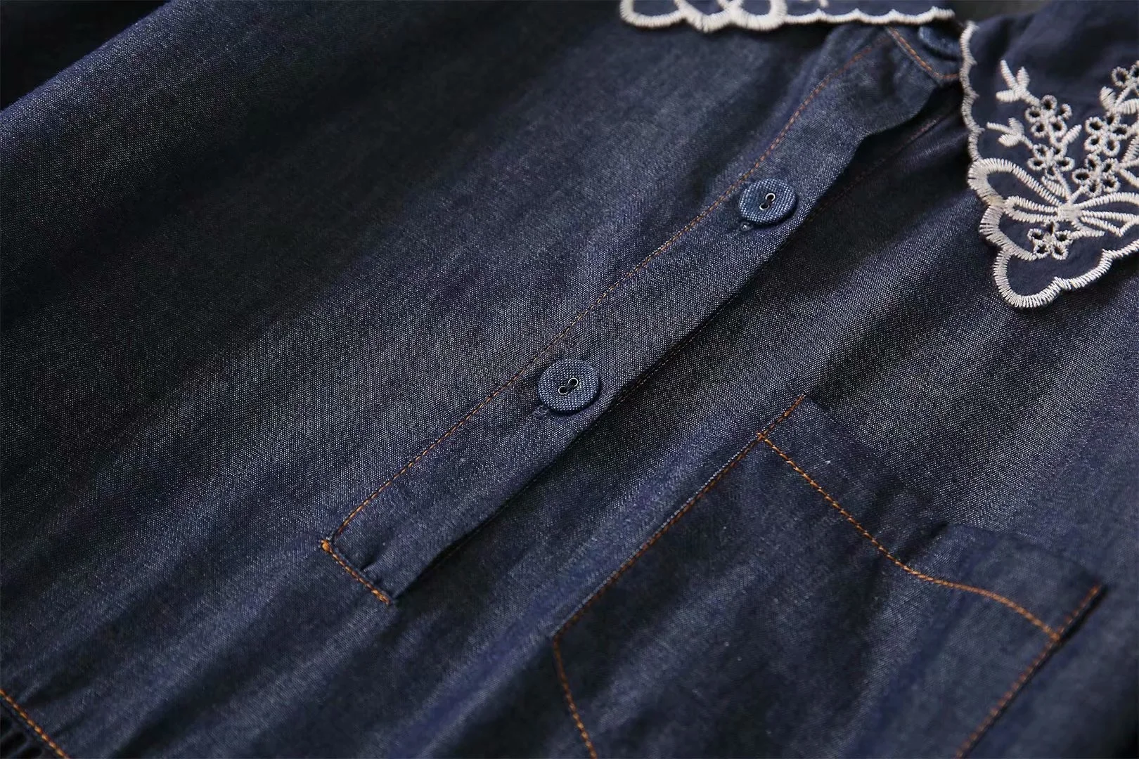 

Женское джинсовое платье с вышивкой и воротником «Питер Пэн»