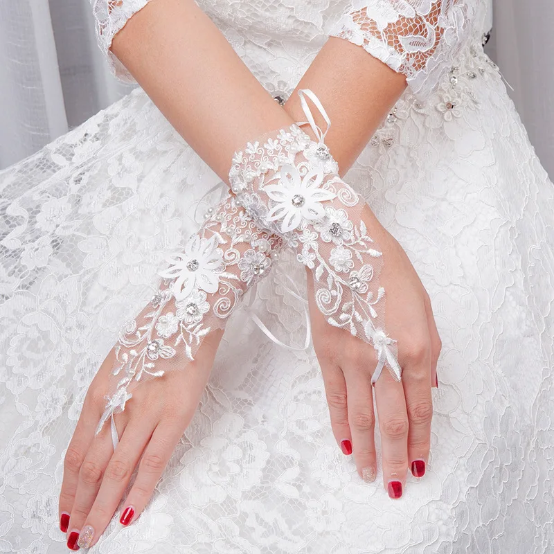 

Cheap Bridal Gloves Short Crystals Wedding Gloves Fingerless Lace Wrist Length Wedding Accessories