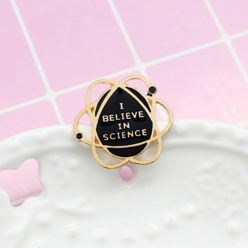 

LIWO Planet Space Around Earth Science Brooch 'I BELIEVE IN SCIENCE ' pin Around Earth Brooches Badge Fans Shirt brooch