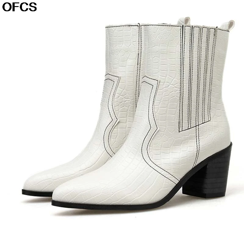 Белые черные ботинки из искусственной кожи со змеиным верхом и острым носком на