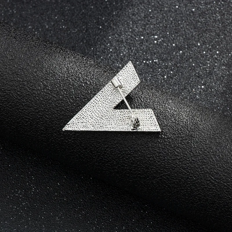 Новинка минималистичный кристалл новая Буква V Брошь булавка Стразы треугольная