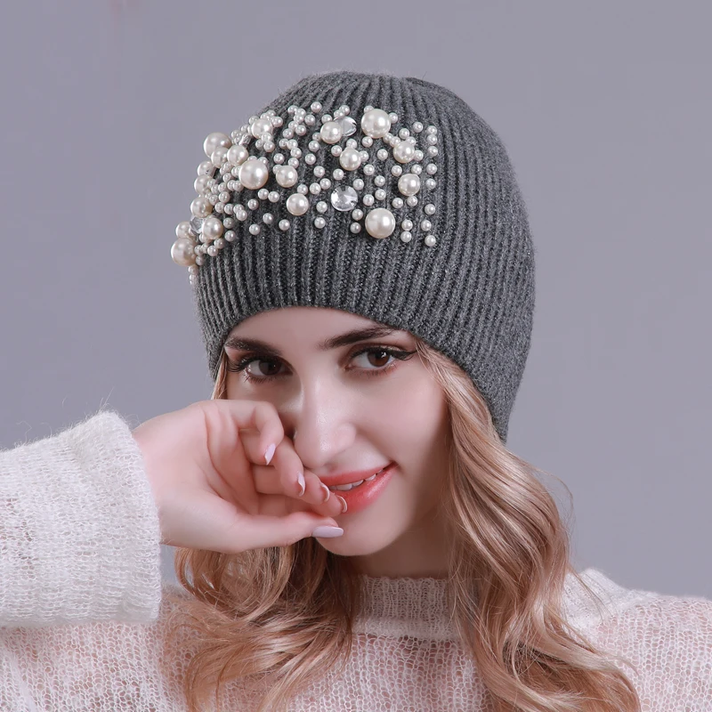 Женская шапка зимняя украшенные белыми жемчужинами вязаная круглая объемная