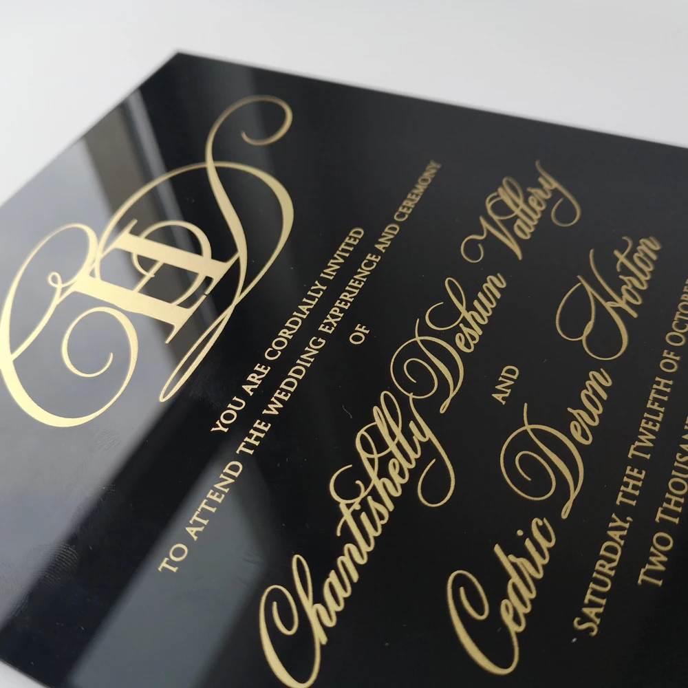 Черная акриловая открытка с золотыми буквами из фольги бесплатный логотип