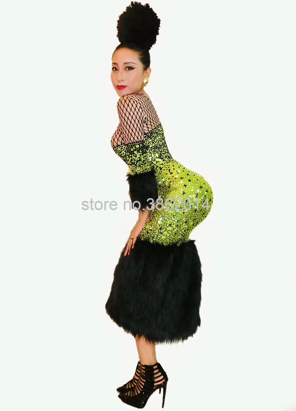 Женское платье с перьями вечернее знаменитости кристаллами зеленое для