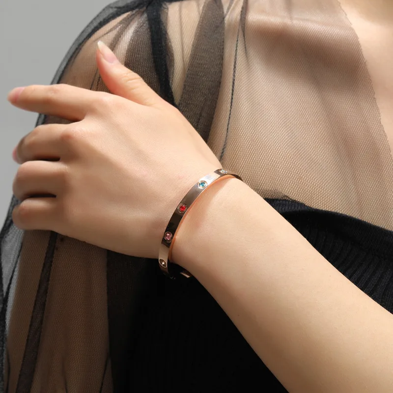 

New fashion light luxury diamond fadeless classic rose gold titanium steel bracelet for women