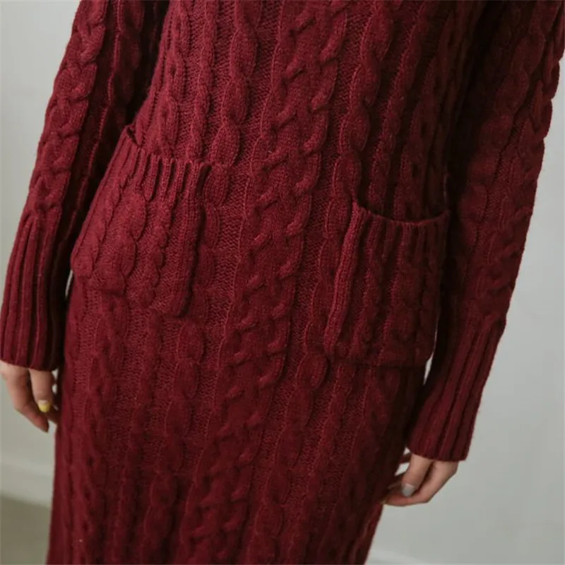 Женское трикотажное платье-свитер с высоким воротником и длинными рукавами |