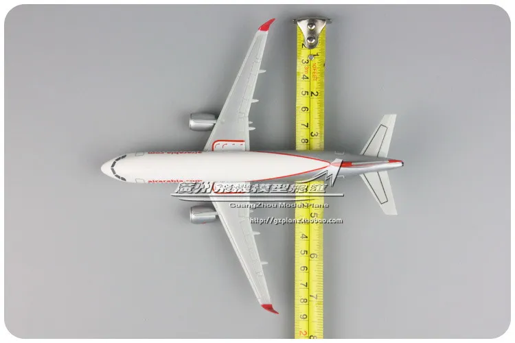 Модель самолета в сборе из пластмассы 19 см авиакомпании Саудовской Аравии AIR ARABIA