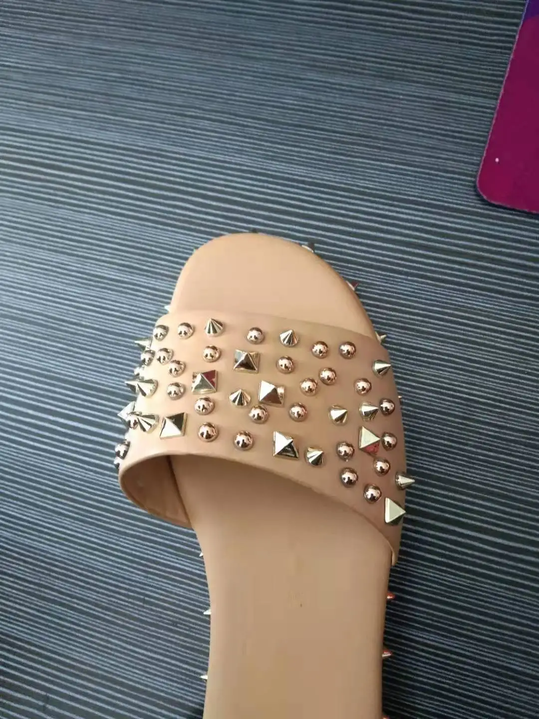 

2021 summer new style flat bottom low heel flip flops fashion outer wear large size female sandals rivet beach shoes