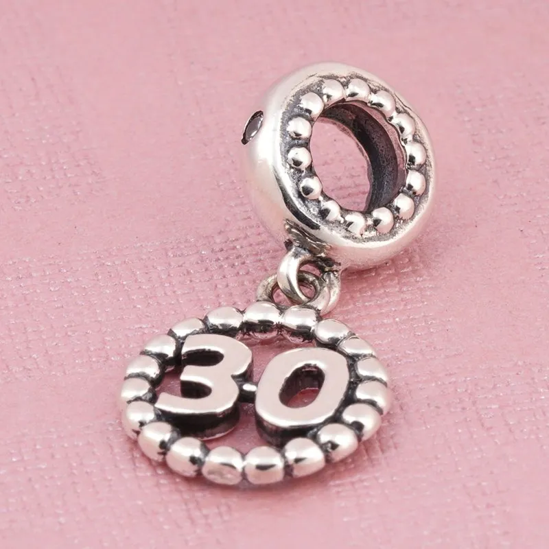 Очаровательная подвеска с цифрами на браслете серебристого цвета | Украшения и