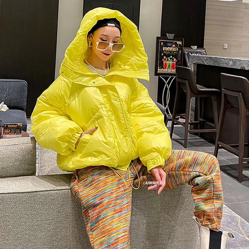 Куртка женская зимняя ярких цветов с капюшоном и несколькими карманами 2021 |