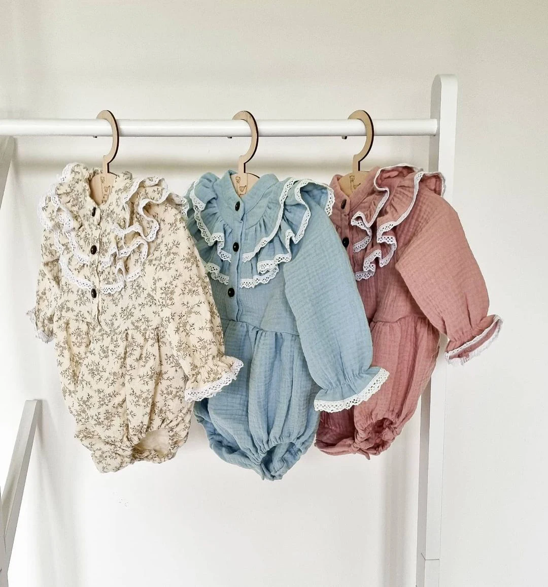 

Vintage Princess Baby Girls Rompers Autumn Newborn Soild Lace Ruffles Long Sleeve Cotton Linen Button Romper Jumpsuits Headwear