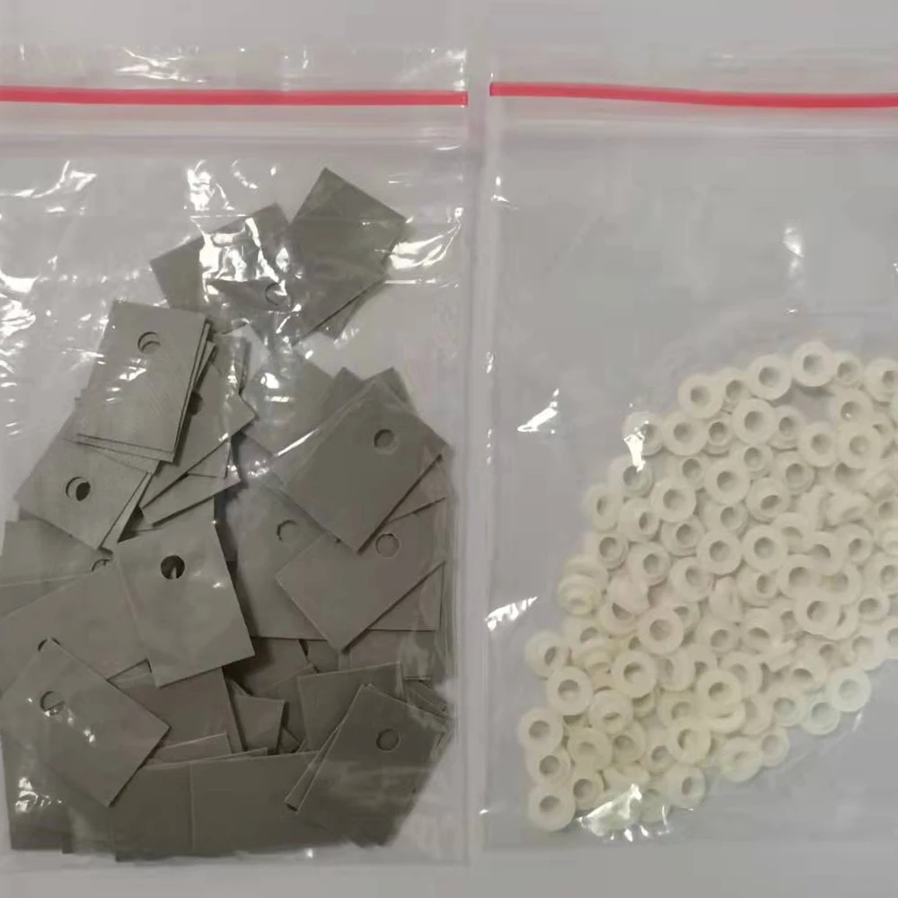 Термоизоляционные подложки 100 шт. TO-220 из силикона с шимами для радиаторов и пластиковыми шайбами для транзисторов.