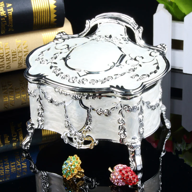 

Vintage Metal Jewelry Box Silver Women Ring Earring Necklace Organizer Boxes European Royal Princess Fashion Jewelry Gift Case