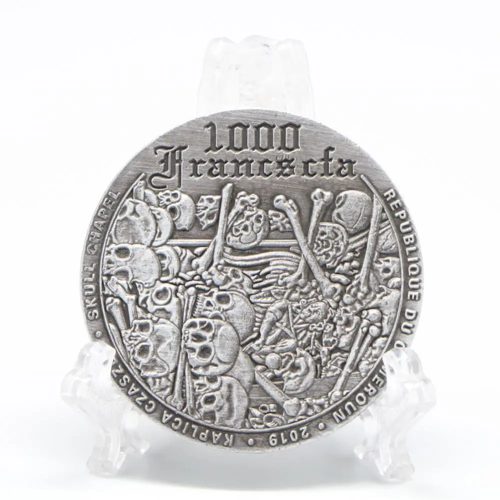 Серебряные монеты в форме черепа