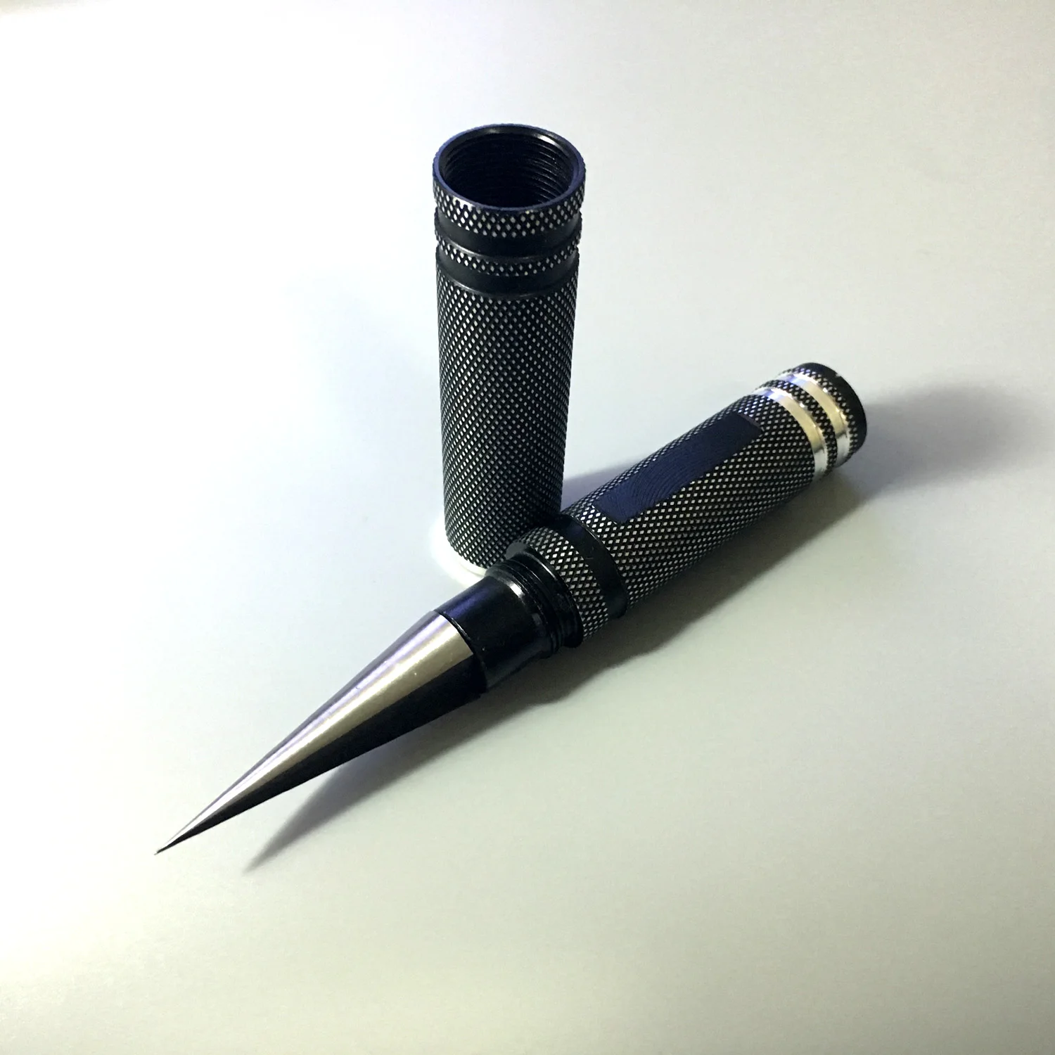 

Универсальный расширитель для отверстий в корпусе автомобиля