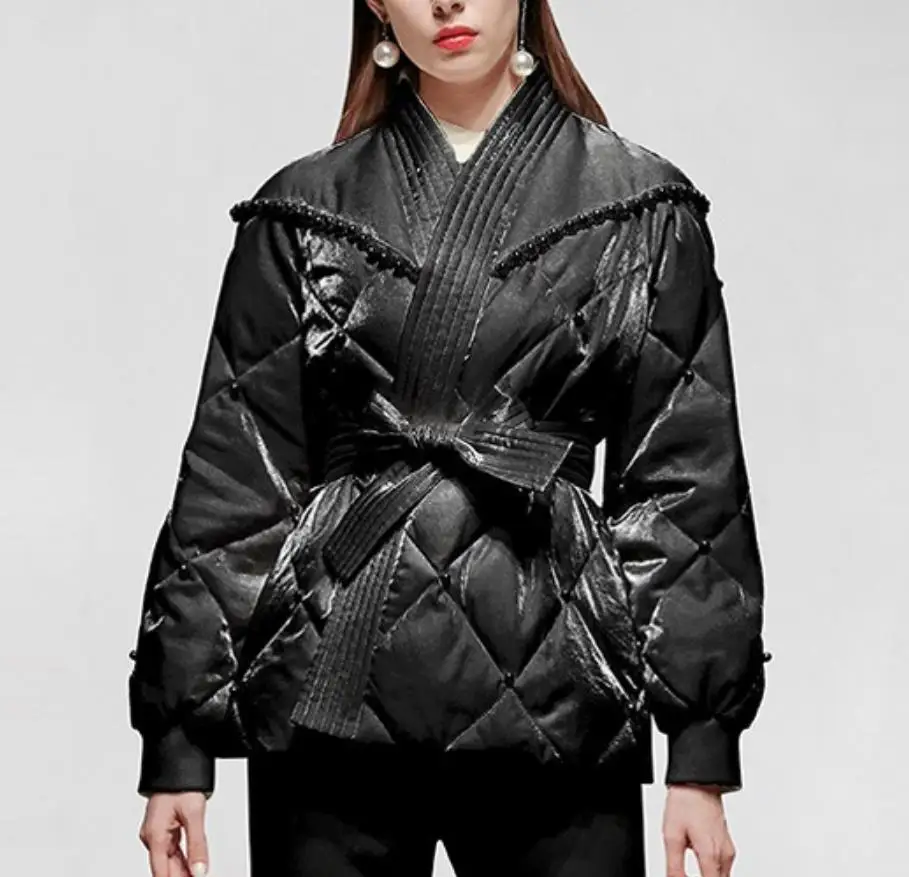 Женский пуховик с поясом элегантный белый и черный рукавами-фонариками