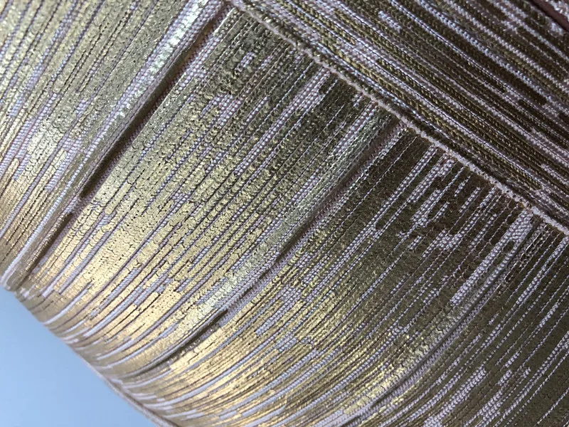 Вечернее женское платье с золотыми фольгированными принтами v-образным вырезом