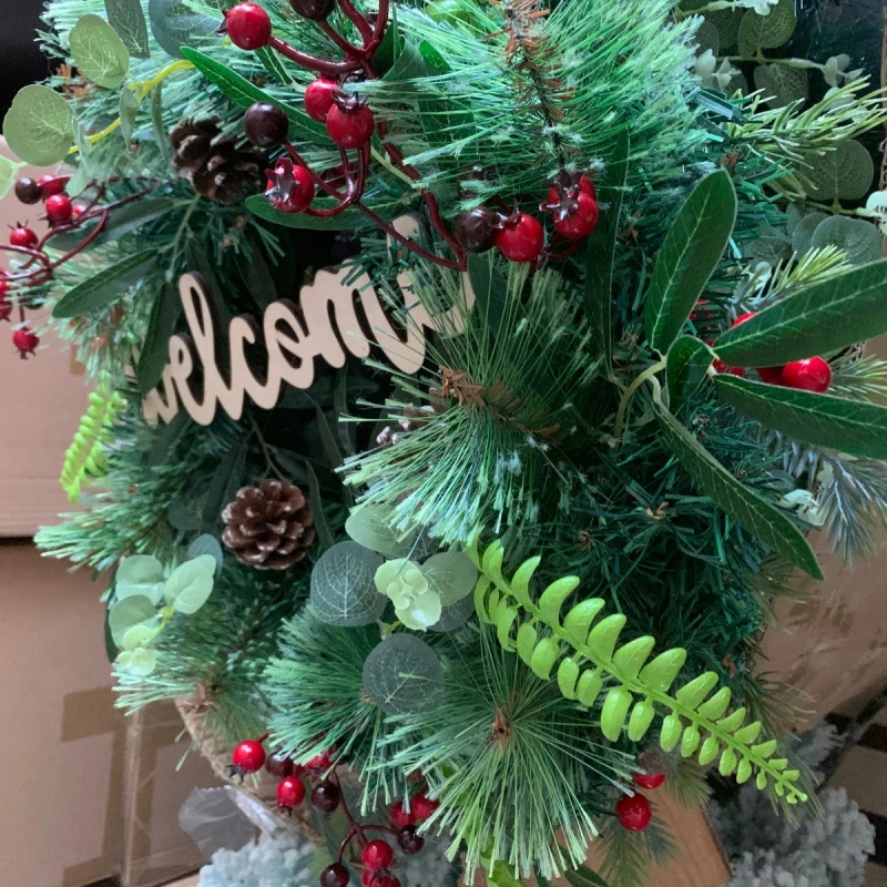 Рождественский венок с красными ягодами Ранняя дверь окно камин подвесные