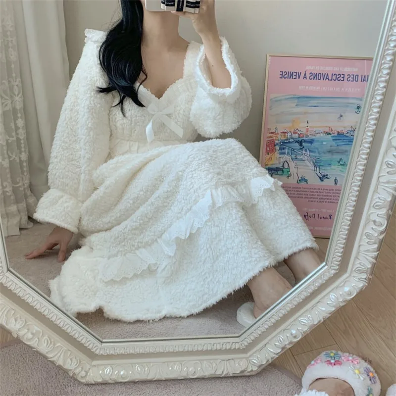 

2020 New Female Korean Pajamas Set Ins Winter Comfortable Flannel French Palace Style Lace Design Nightdress