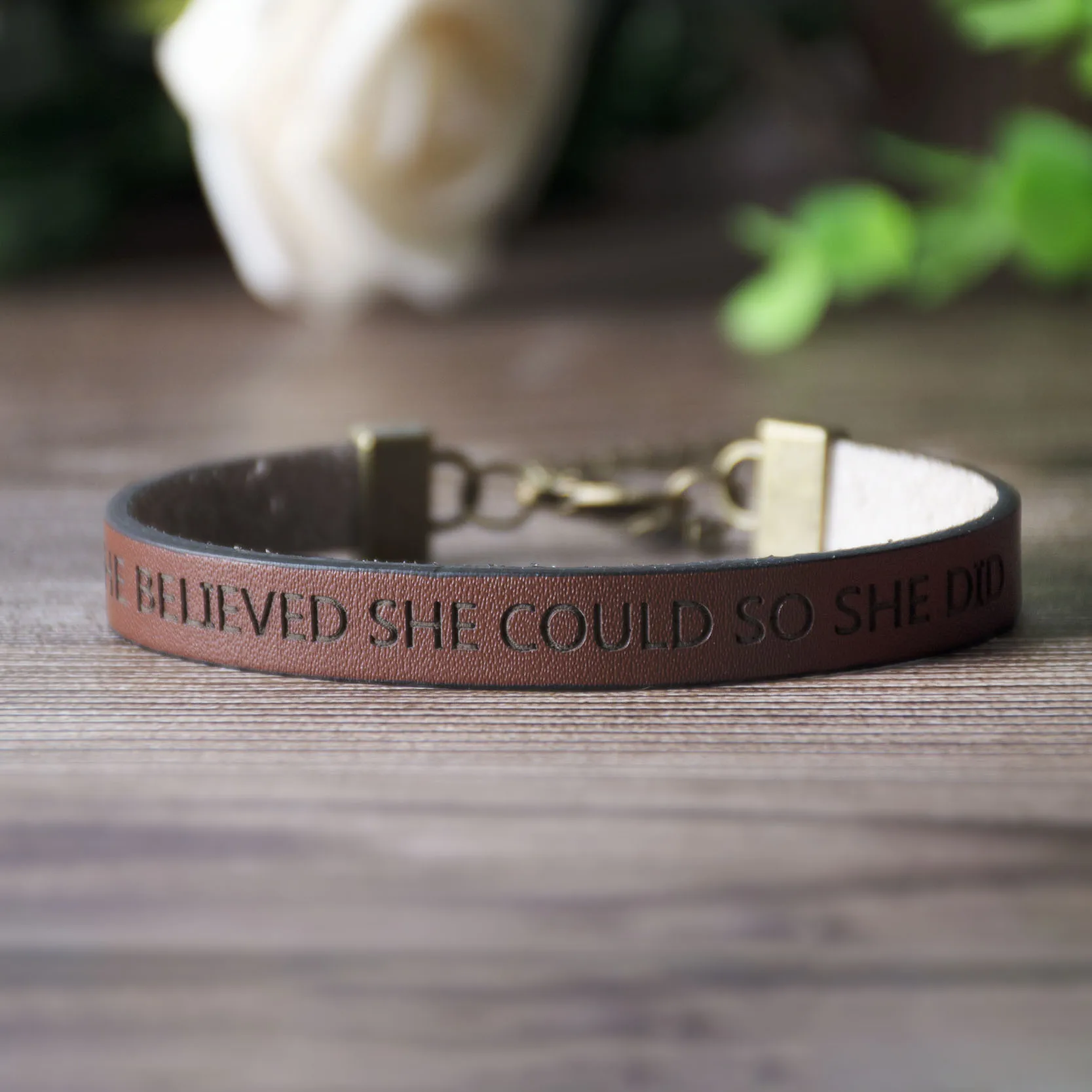 Она верила что может так она делает Выгравированные буквы браслет на магнитной