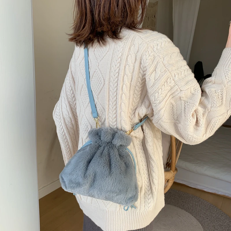 

Fashion Mini Velvet Shoulder Bag Wild Fashion Shoulder Bags Designer Tassel Casual Crossbody Bag 5 colors Choose Hot sale.