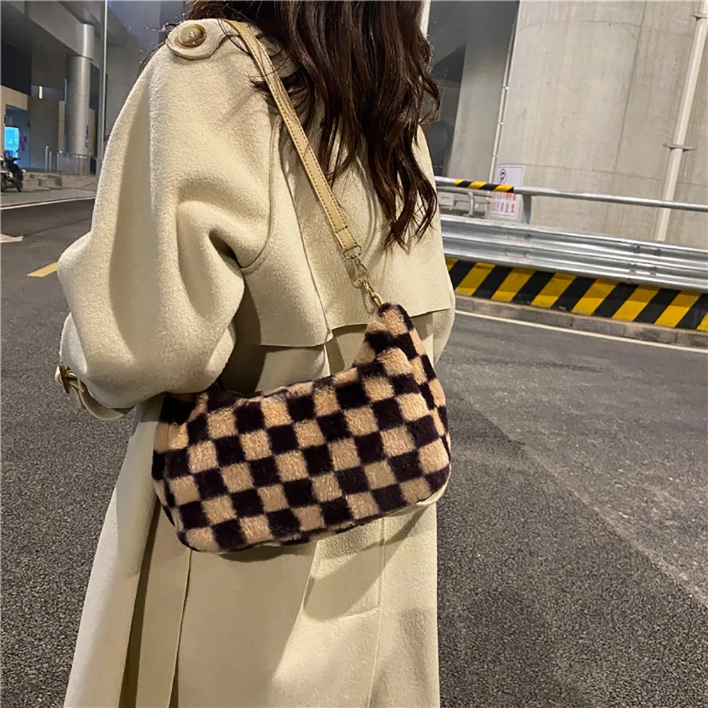 

Женские плюшевые шахматные сумки для женщин 2021 маленькая сумка через плечо с полумесяцем INS модная плюшевая сумка теплая пушистая Сумка-тоу...