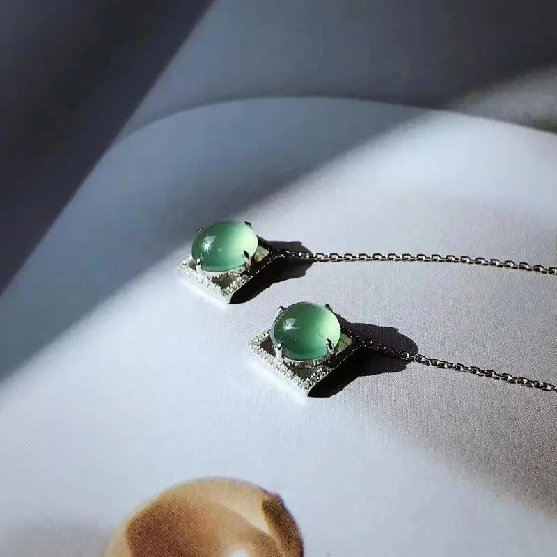 

Ice-like Chalcedony S925 Sterling Silver Stud Earrings High Ice Clear Bottom Cannon Earrings Emerald Egg Surface Fresh Diamond