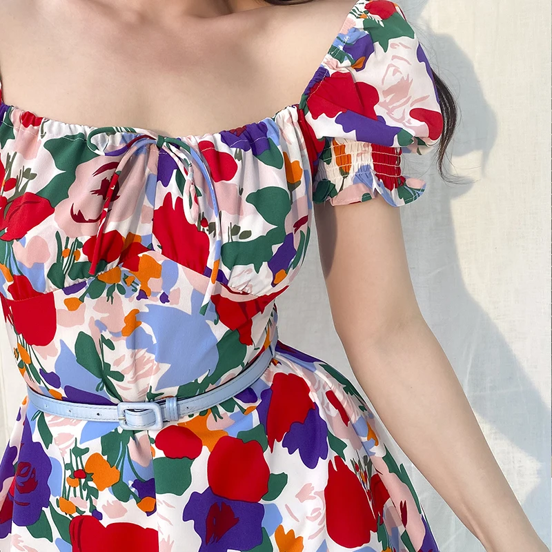 Женское винтажное платье выше колена приталенное с квадратным вырезом и