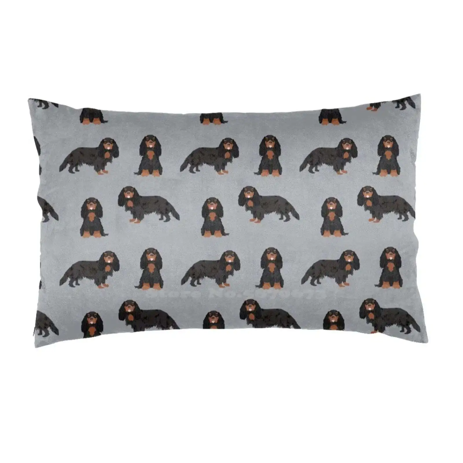 Наволочка для подушки в форме прямоугольника с мягким и комфортным кавалер-кинг-чарльз-спаниелем черного и танового окраса.