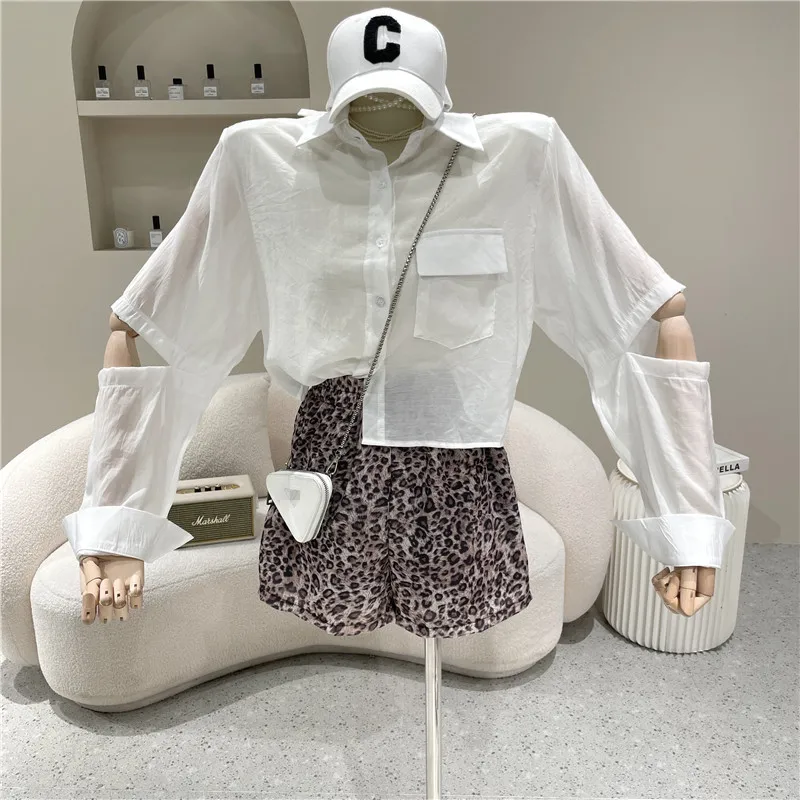 

Niche Design New Women's Clothing 2021 Retro Mercerized Sunscreen Shirt + Leopard Print High Waist Slim Shorts Two Piece Set