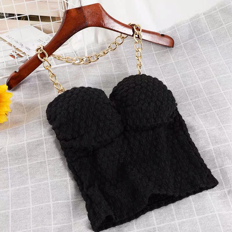 

Красивый сексуальный короткий топ без рукавов с цепочкой на шею