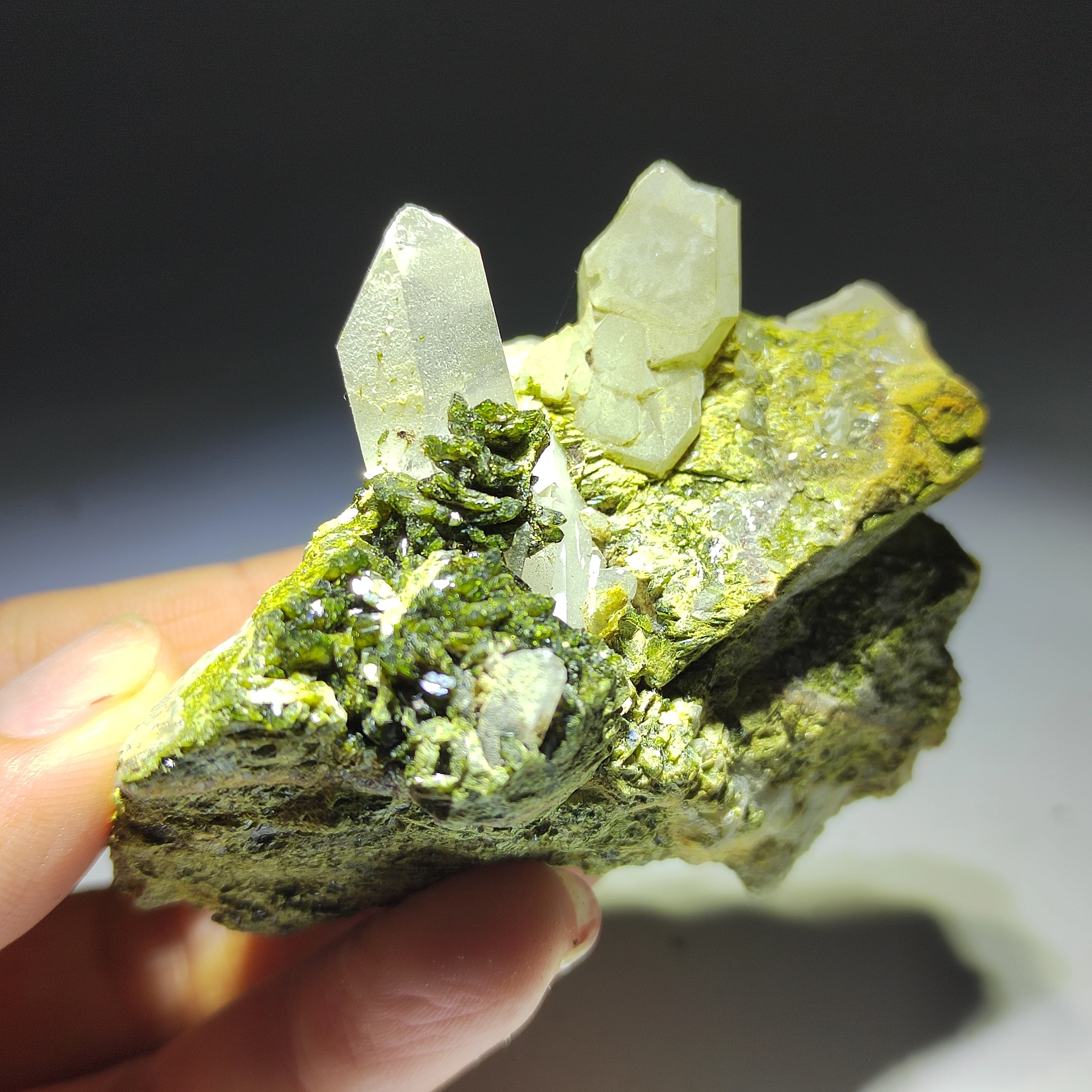 

125,3 натуральный белый кристалл кластер и зеленая занавеска минеральная аура Исцеление домашнее украшение оригинальные каменные украшения