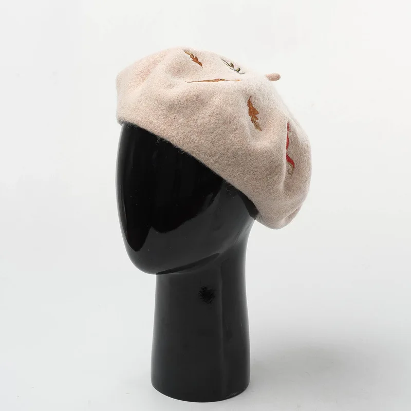 

Autumn and Winter New Mori Rabbit Squirrel Leaves Embroidered Cashmere Wool Beret Fashion Warm Artist Hat Wool Hat