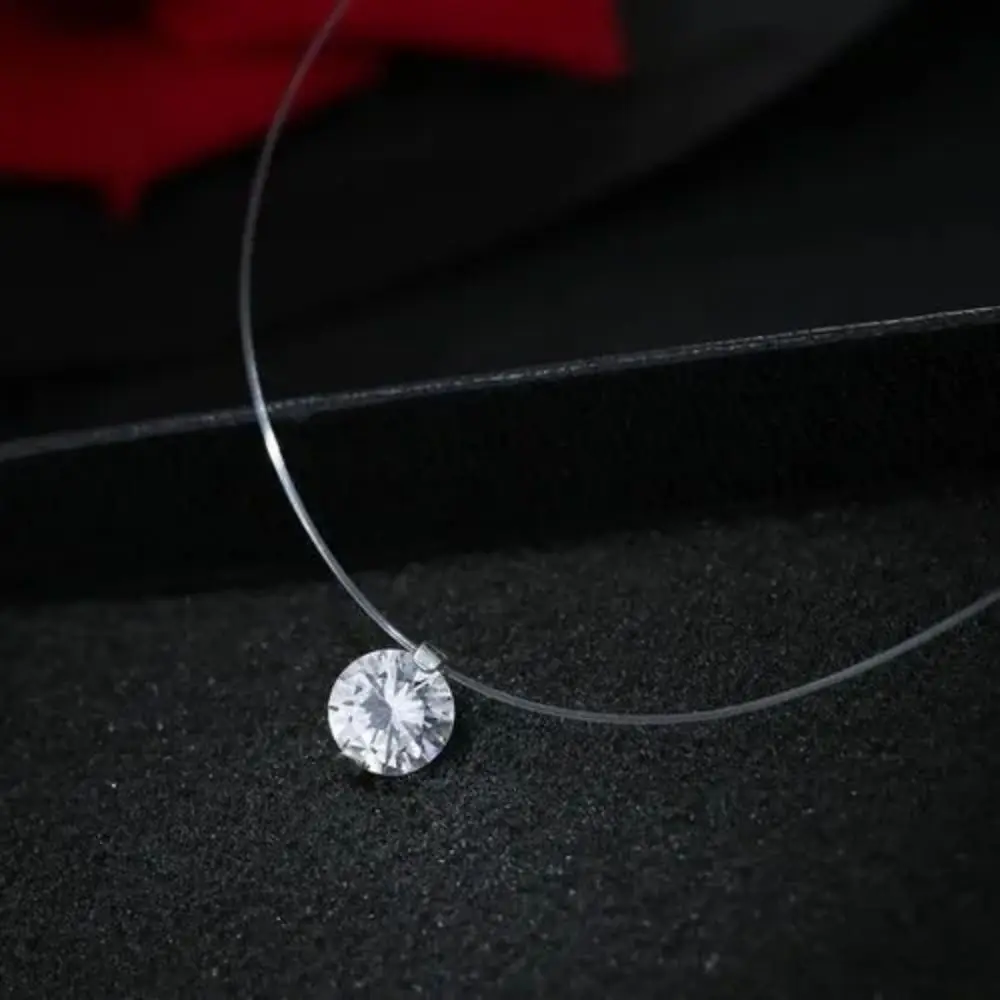 Женский чокер из прозрачной лески с кулоном фианита |