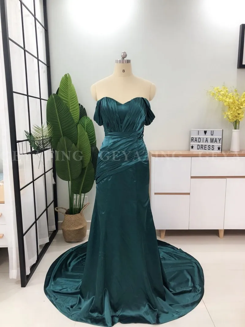 Изумрудно зеленое платье с открытыми плечами для выпускного вечера длинные
