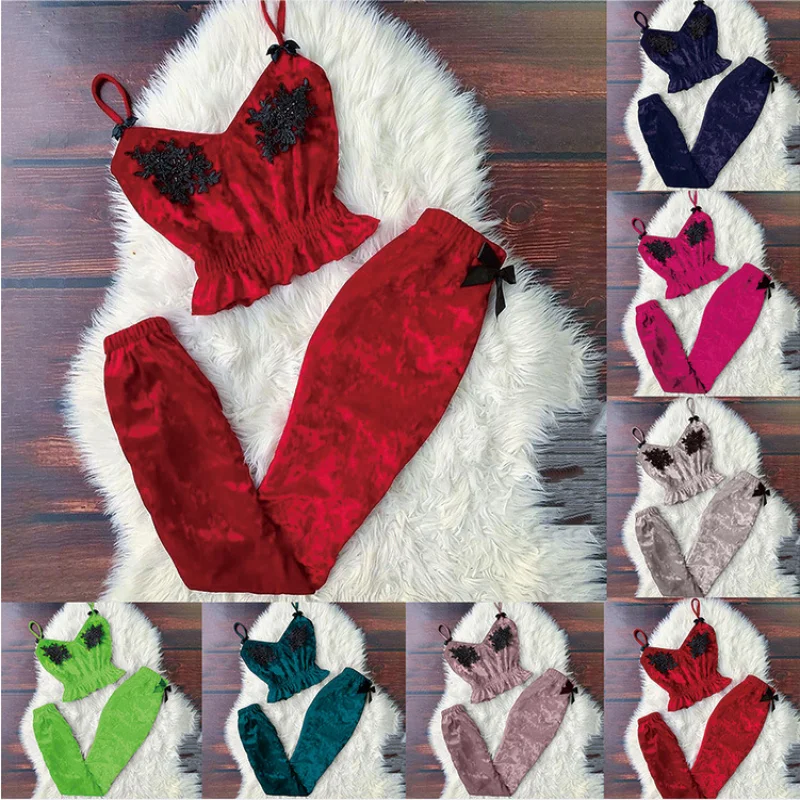 

Женская атласная пижама с аппликацией и V-образным вырезом