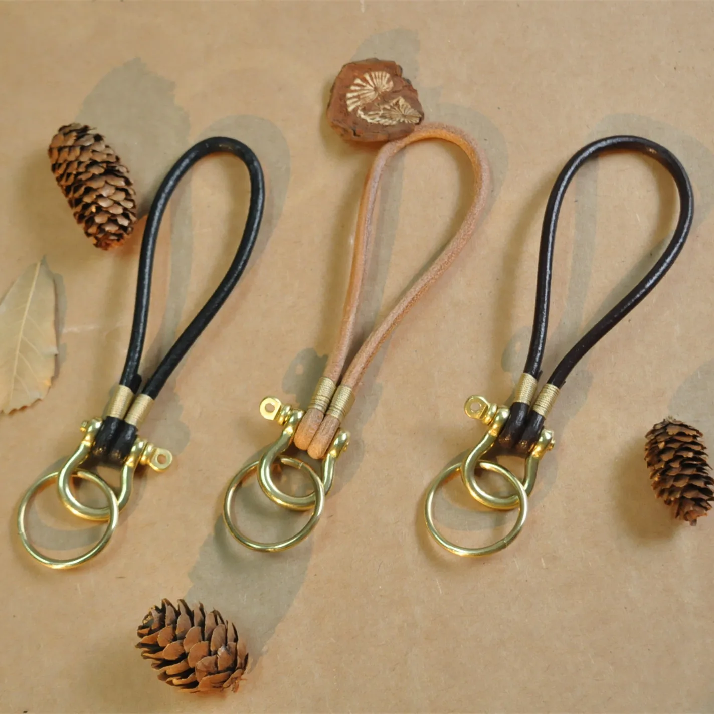 

High-End Handmade Cowhide Rope Keychain, Hand-Knitted Car Key Lanyard, Brass Horseshoe Buckle, Pure Copper Braided Key Ring Gist