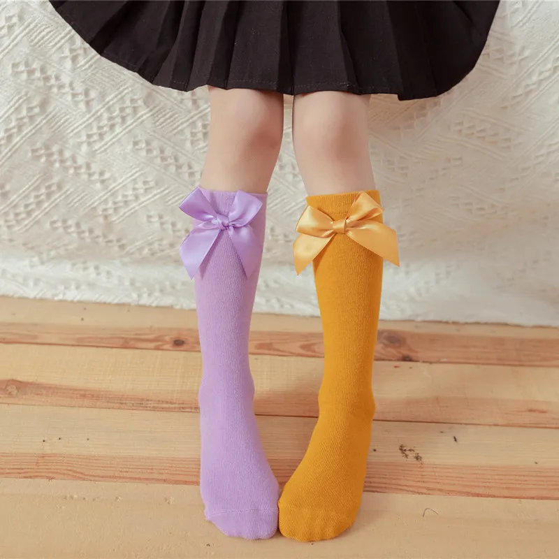 Los calcetines para ni&ntilde;os con lazos s&oacute;lidos se pueden usar en una variedad de tama&ntilde;os. Parte trasera de calcetines rectos para ni&ntilde;os-0