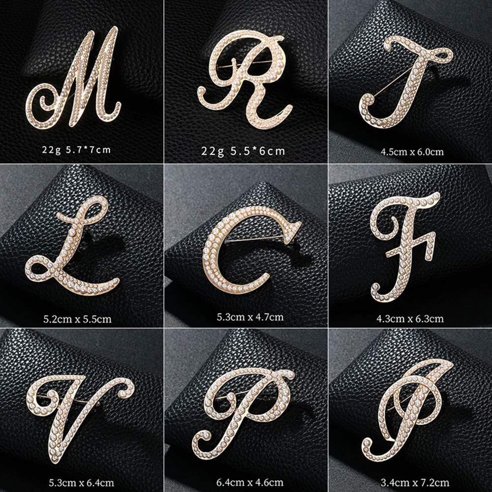 

2020 Korea Fashion Vintage Pearl Letter Brooches Pins Metal Gold Color Women Sweater Suit Brooch Party Jewelry Accessories