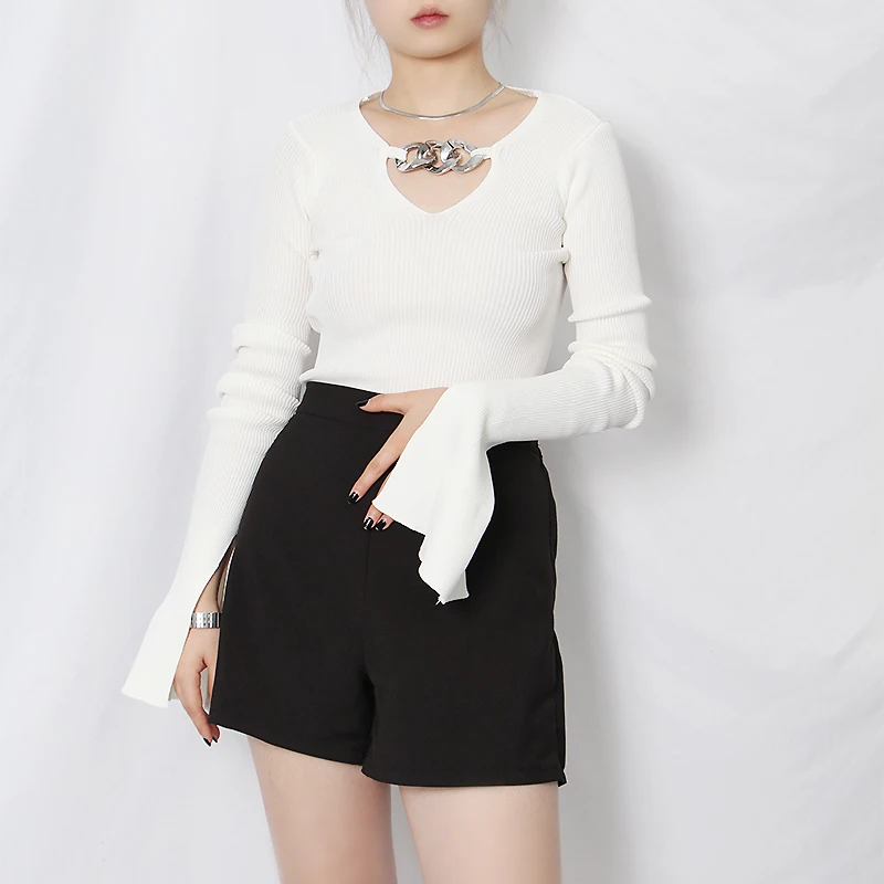 Женский трикотажный свитер TWOTWINSTYLE черный ажурный с V-образным вырезом и длинными