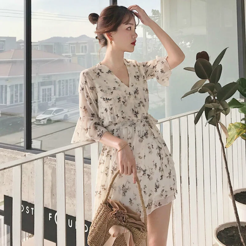 

Женское шифоновое платье с коротким расширяющимся книзу рукавом и принтом