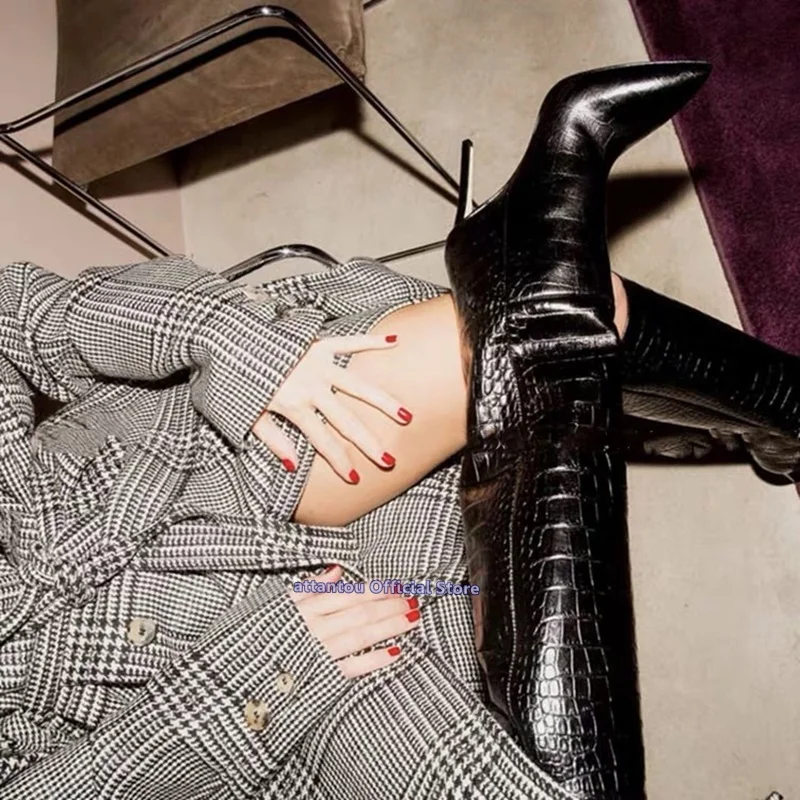 Женские сапоги до колена на тонком высоком каблуке CROCO однотонные зимние с