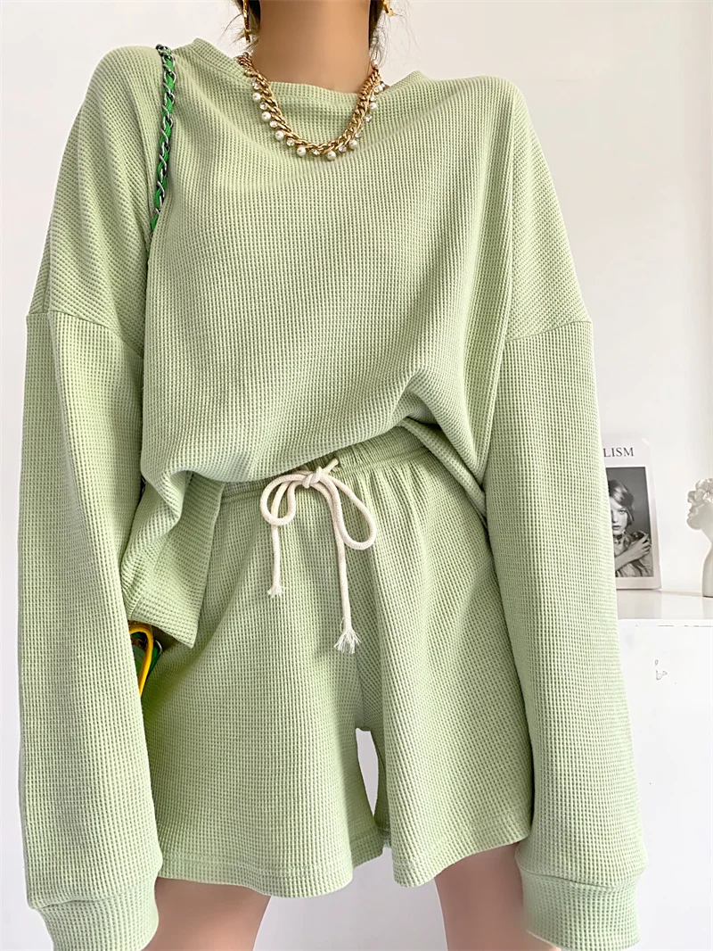 

Футболка женская однотонная с круглым вырезом и длинным рукавом