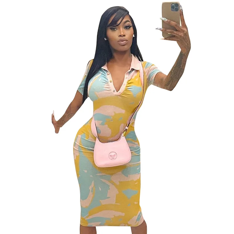 

Женское облегающее платье-миди на пуговицах с жемчужинами и коротким рукавом