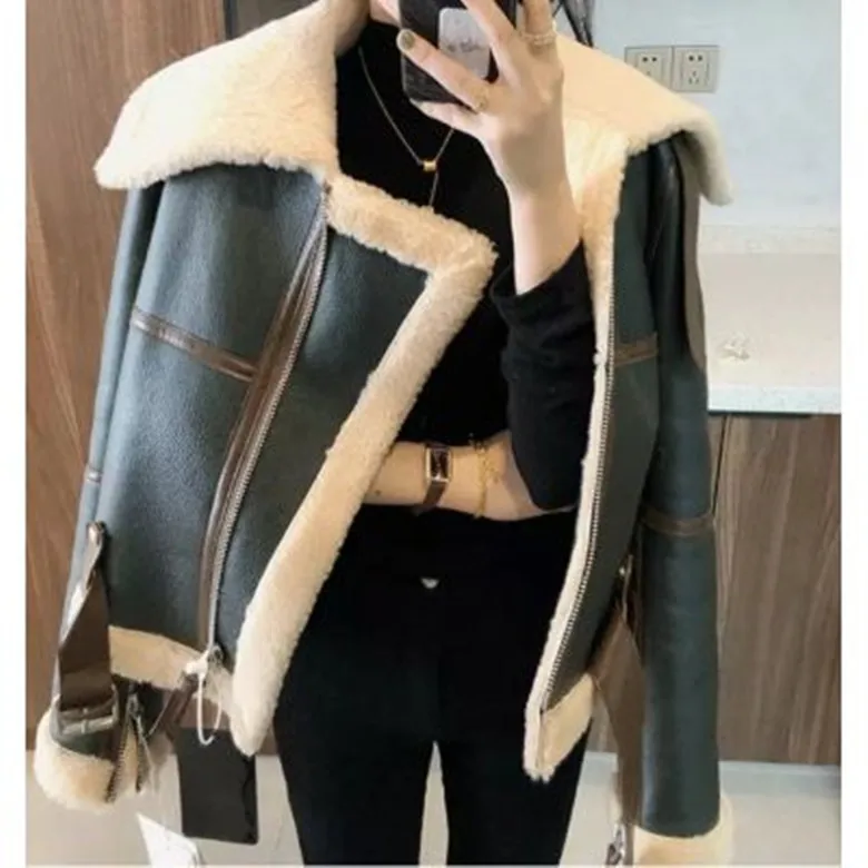 

2021 winter new green splicing big lapel locomotive clothes female thick short fur integrated wedding jacket