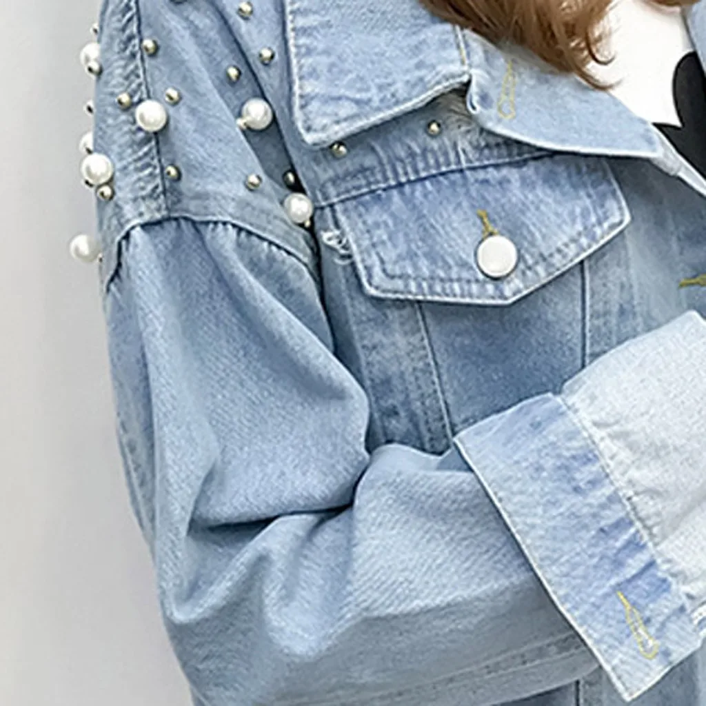 Женская джинсовая куртка на пуговицах с длинным рукавом украшенная жемчугом и бисером открытым передом