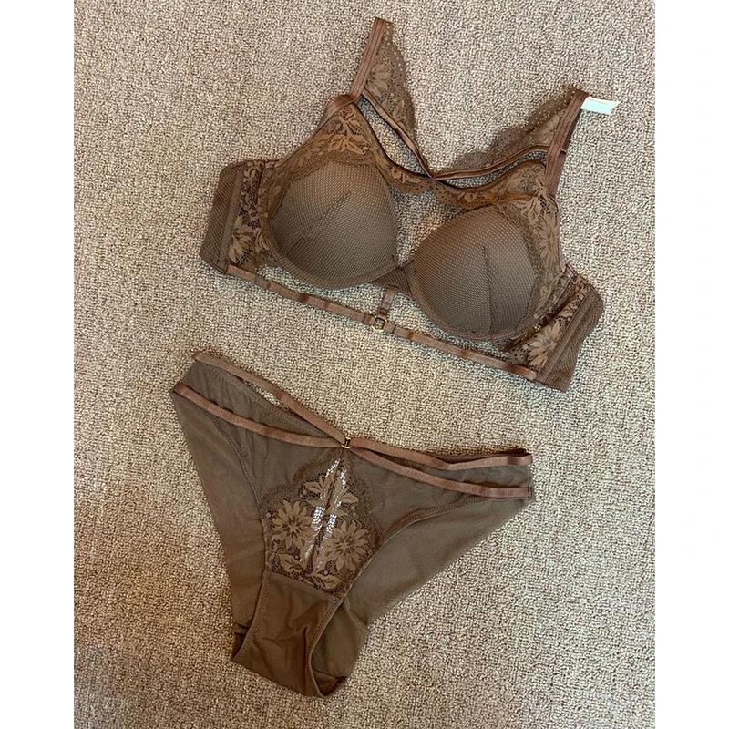 Комплект женского кружевного нижнего белья из бюстгальтера пуш-ап и трусиков |