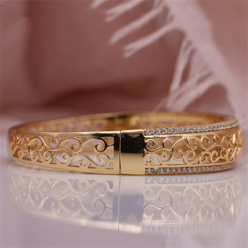 

Classic Bracelet Trend Jewelry Hollow Carved Inlaid Zircon Bracelet for Women Golden Party Jewelry