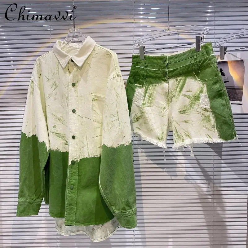 

Женский костюм из двух предметов, джинсовая рубашка с длинными рукавами и шорты в стиле граффити контрастных цветов с эффектом потертости, ...